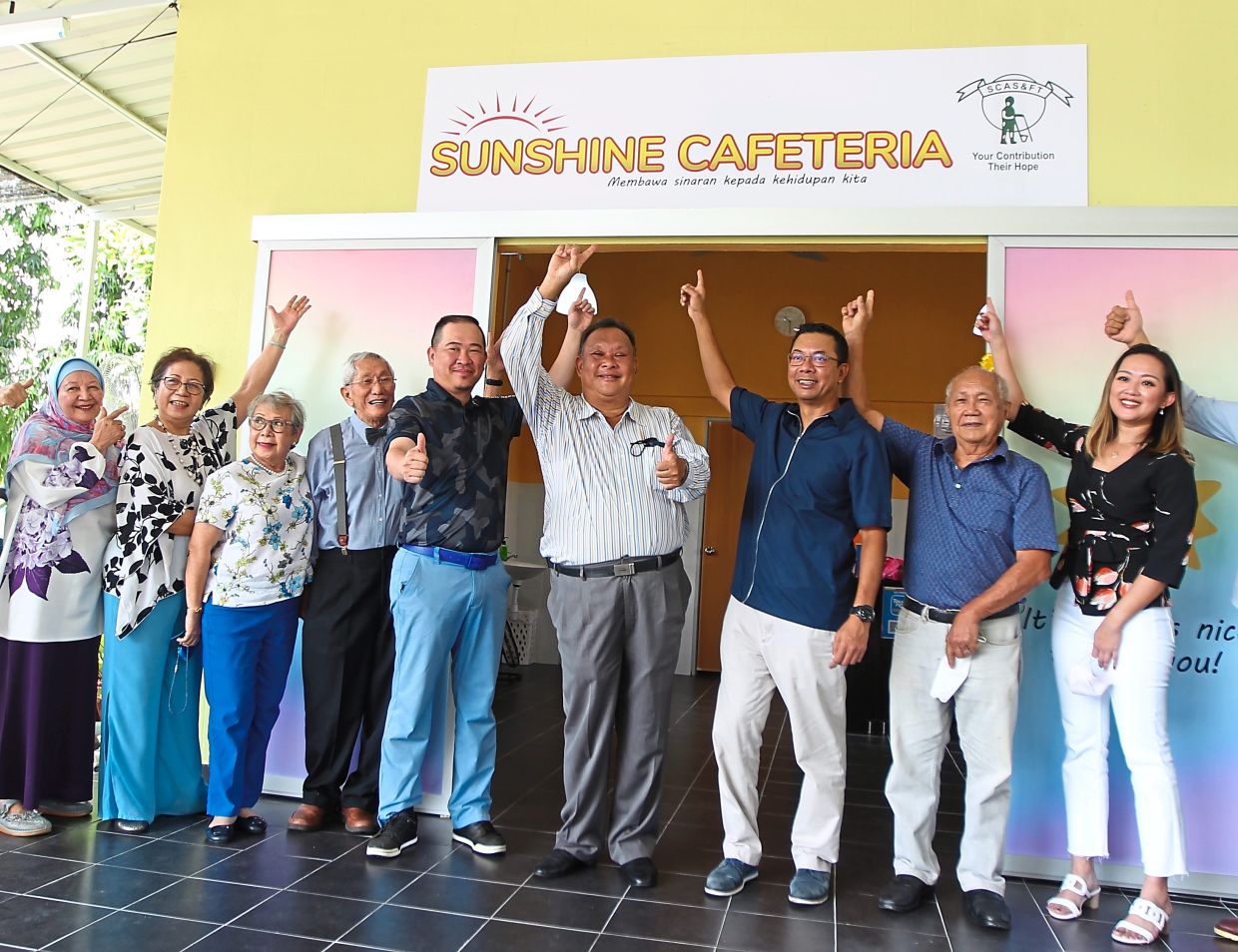Lim (second from left), Hong (sixth from left), Touch ‘n Go’s group chief executive officer Effendy Shahul Hamid (third from right) and its corporate development officer Lum Joy Deng (right) as well as association board members at the launch of Sunshine Cafeteria. (Face masks removed for photo)