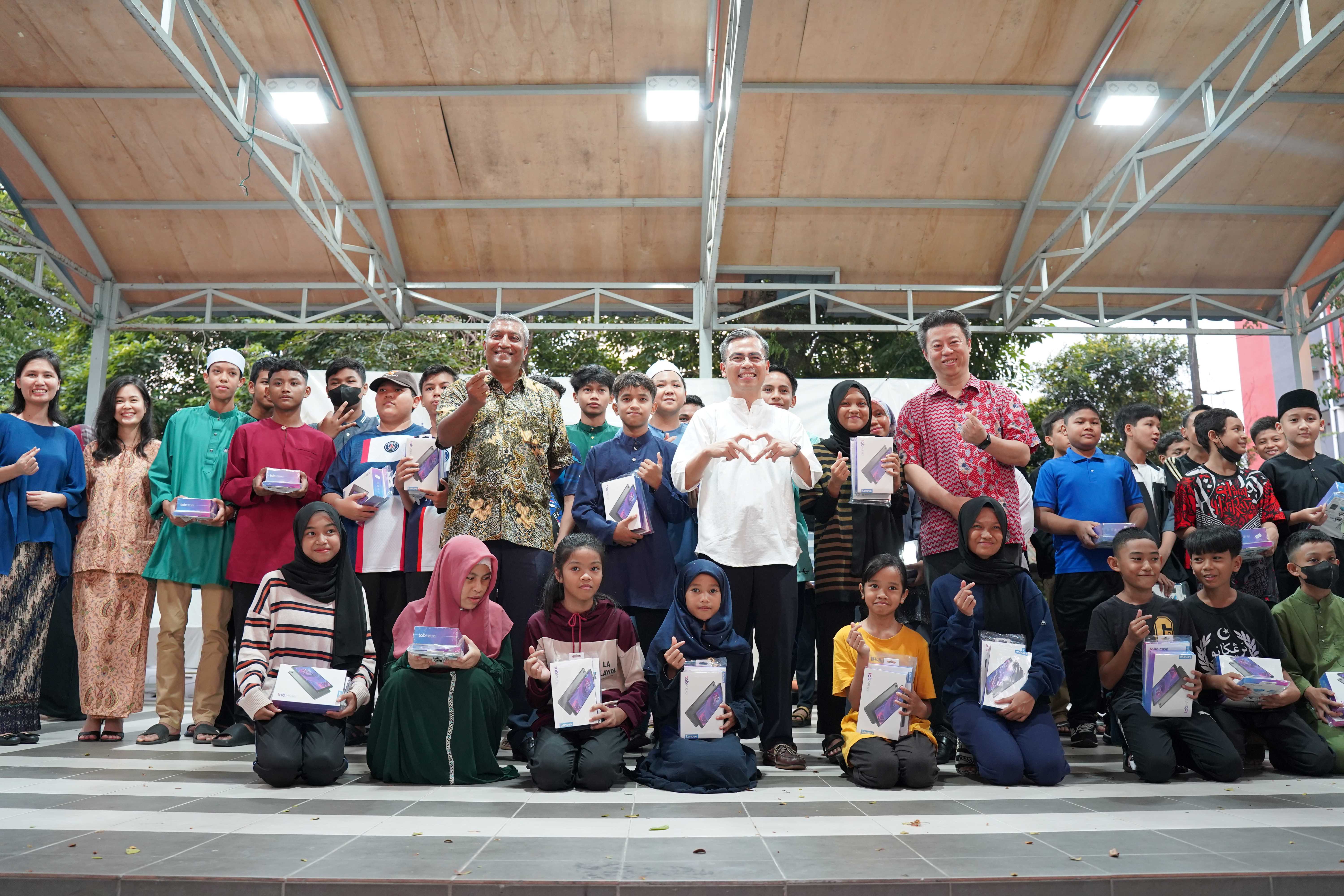 Touch-'n-Go-CEO-Praba-Sangarajoo,-TNG-Digital-CEO-Alan-Ni-and-YB-Fahmi-with-the-recipients-of-the-digital-tablets-(1).jpg