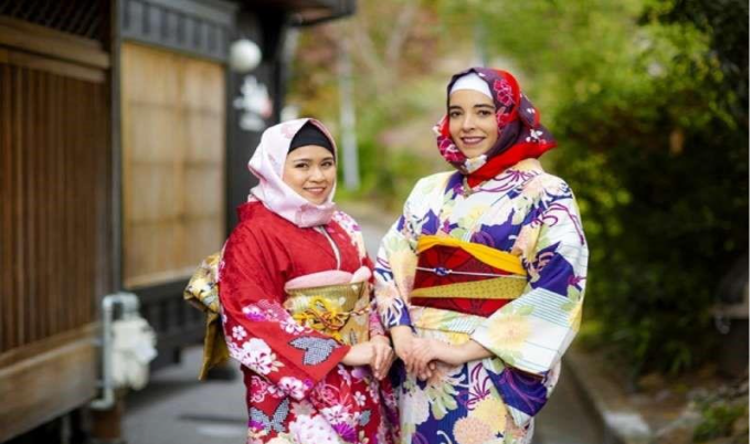 Two women wearing traditional clothes

AI-generated content may be incorrect.