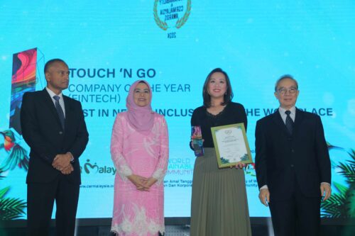 Joy-receiving-TNG-Award-at-the-Sustainability-&-CSR-Msia-Awards-2024--(1)