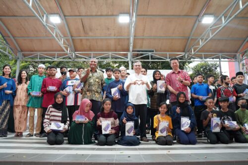 Touch-'n-Go-CEO-Praba-Sangarajoo,-TNG-Digital-CEO-Alan-Ni-and-YB-Fahmi-with-the-recipients-of-the-digital-tablets-(1)